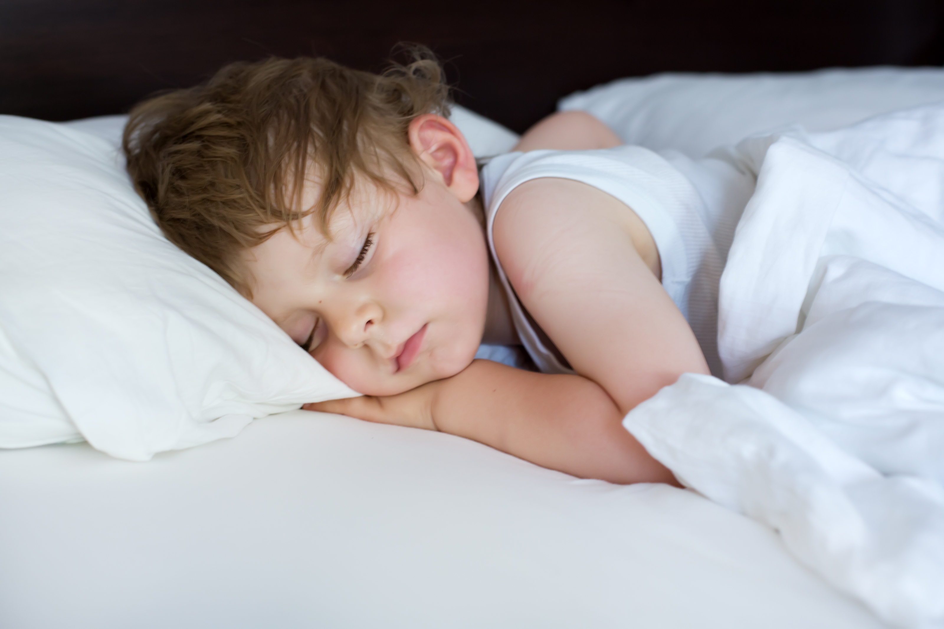 Плачущий мальчик сон. Спящий мальчик. Кровать для детей. Сон ребенка.